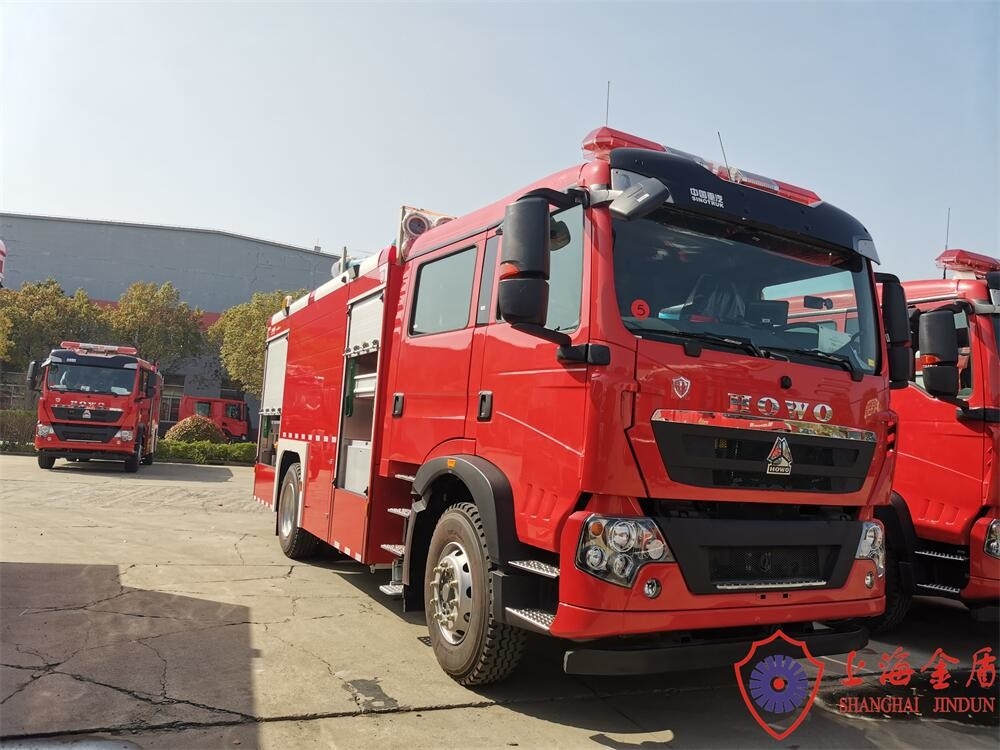 206kw 4x2 Lengthen Cab Water Foam Fire Rescue Vehicles With 8000kg Tender